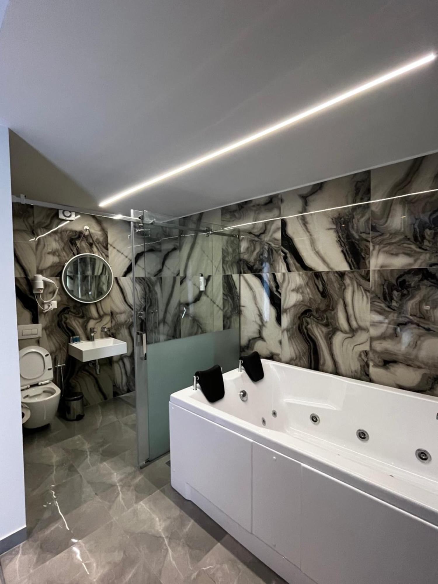 Leodori 3 Suites Shëngjin Exteriör bild